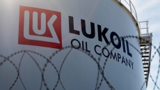 Близо 2 млн. лв. трябва да внесе Лукойл за април за ползването на суров нефт от Русия