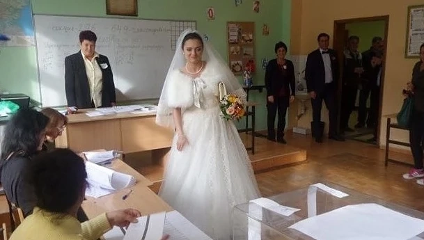Младоженци гласуваха в деня на сватбата си