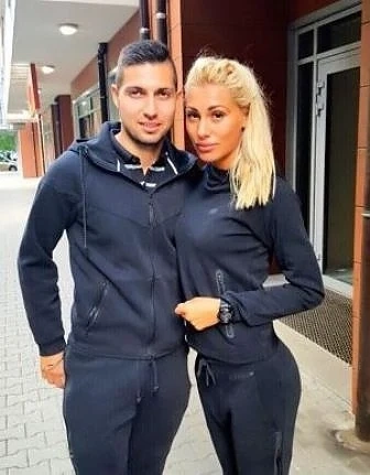 Футболист на \