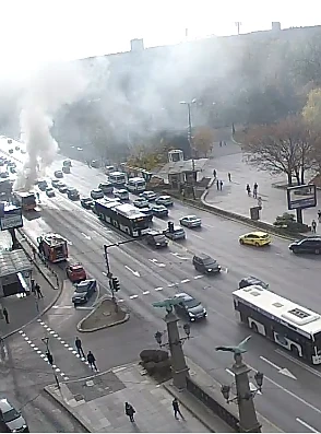 Автобус пламна на Орлов мост в столицата, няма пострадали