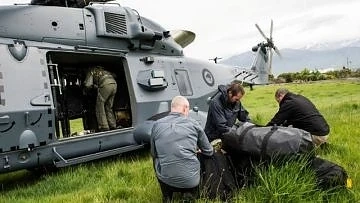 Мащабна евакуация на блокиран новозеландски остров