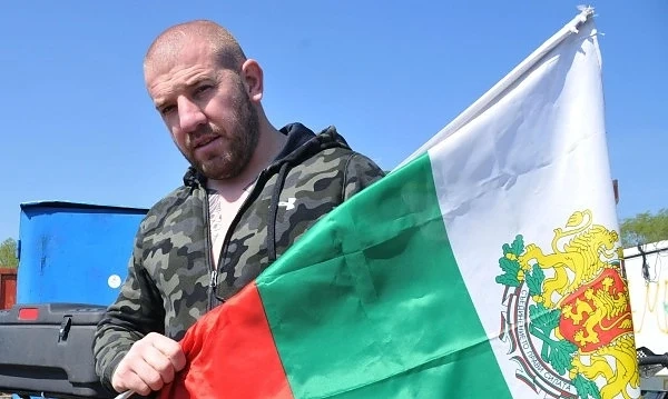 Динко пак би вързал емигранти със свински опашки
