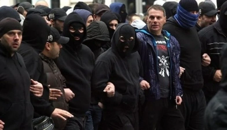 Левски и ЦСКА заедно на фронта! Най-здравите български ултраси потеглят за Харманли