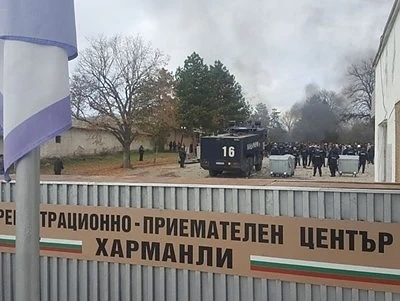 Депортират афганистанци от лагера в Харманли