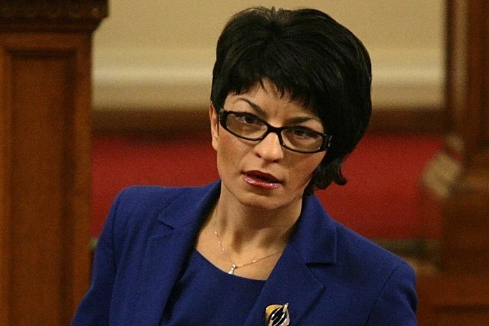 Десислава Атанасова: От ПФ целят извличането на дивиденти от дебата за минималната пенсия
