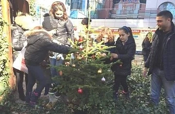 Купупавш елха от горските, помагаш на дете