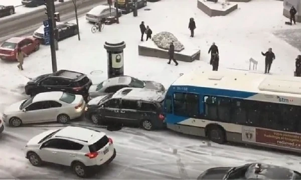 Заледени пътища блокираха движението в Монреал