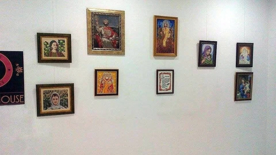 Коледна изложба-базар на гоблени откриха в Дома на културата в Пловдив