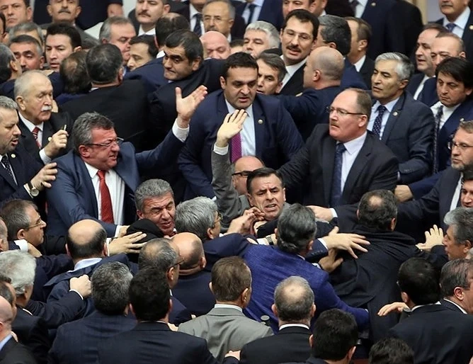 Бой в парламента на Турция