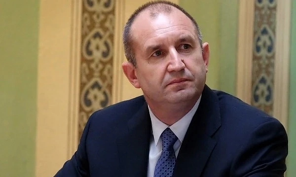 Посрещнаха президента Радев с официална церемония в Министерство на отбраната