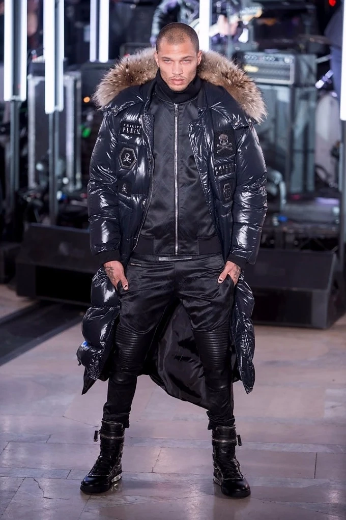 Бивш затворник дефилира на ревюто на Philipp Plein