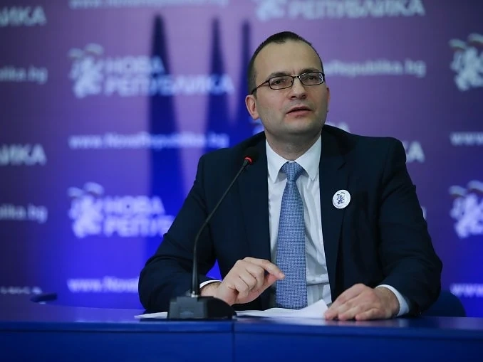 Мартин Димитров: Няма да стане с 5 бензиностанции. Нова Република наистина ще разбие картела