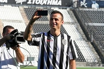 Бербатов срещу Фиго през юни на „Васил Левски“