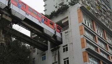 Влак минава през жилищен блок в Китай