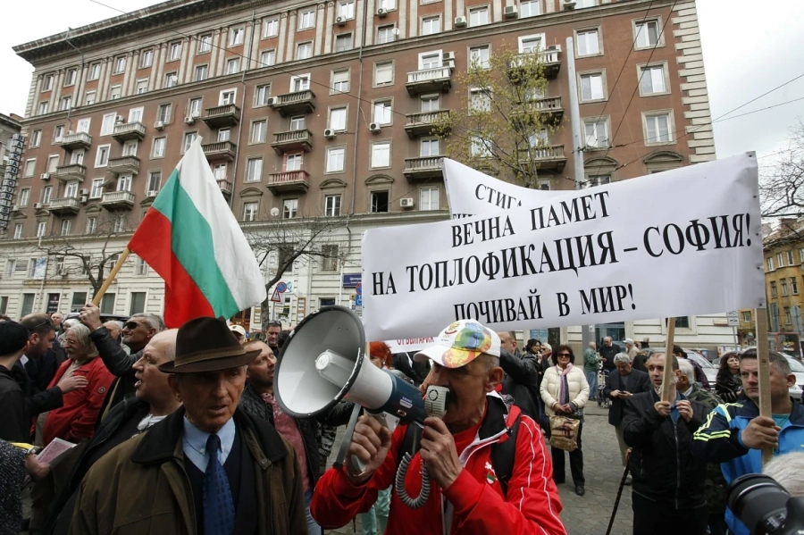 Протест срещу КЕВР блокира „Дондуков“