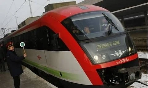 Свлачище спря влакове между София и Горна баня 