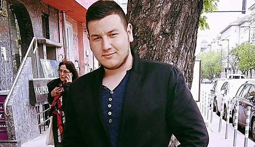 Журналист изнудва фолк певици с голи снимки