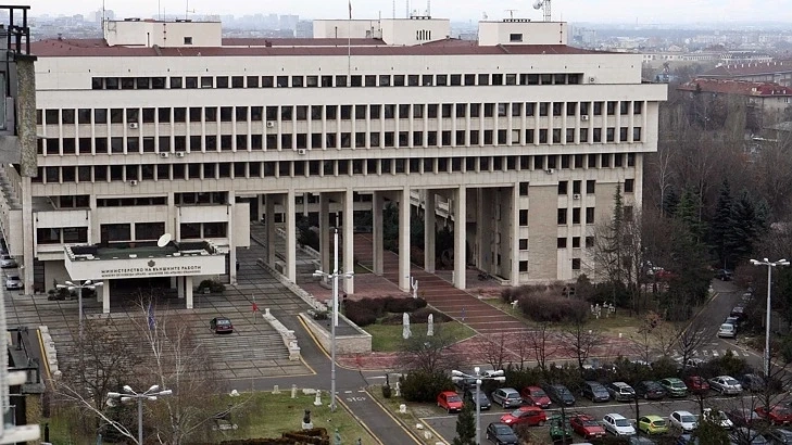 МВнр предлага анулирането на служебните паспорти на 52-ма българи