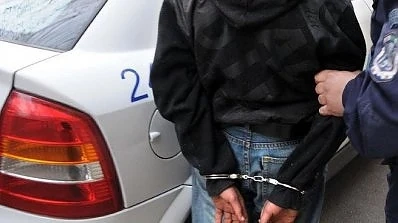Група роми нападнаха полицаи, трошиха патрулки и пратиха униформен в болница