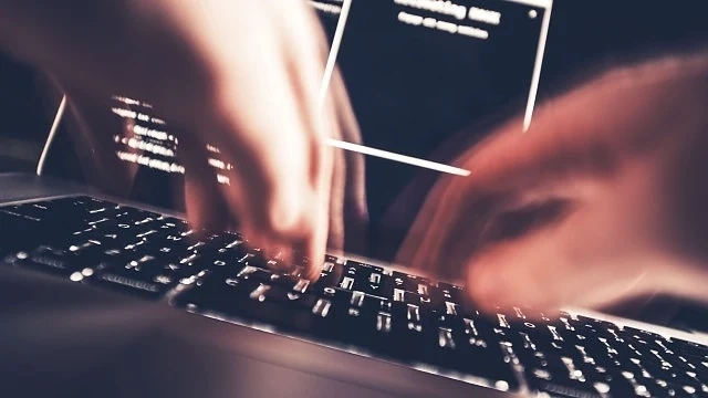 Кибератака спря френски медии