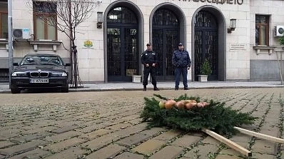 Положиха венец от гнили ябълки пред Министерството на правосъдието 