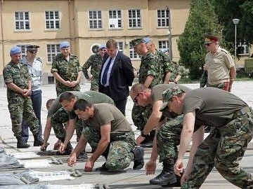 Каракачанов ще оправя имиджа на армията	