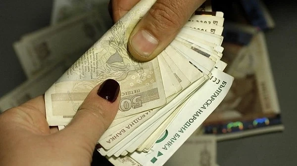 С 14% увеличават заплатите на работещите в детски ясли, детски градини и училища