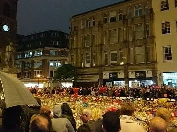 Почетоха паметта на жертвите, седмица след атентата в Манчестър