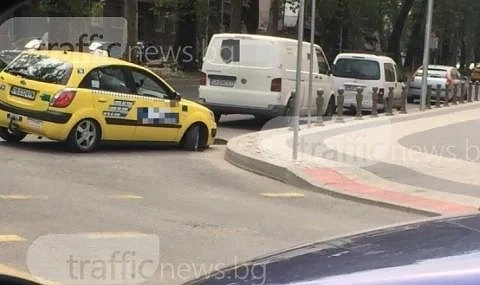 Такси пропадна в шахта на новоремонтиран булевард