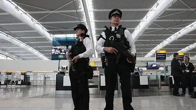 Британската полиция арестува мъж на летище Хийтроу във връзка с нападението в Манчестър