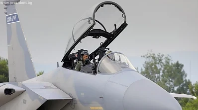 Президентът Радев летя с изтребител F-15