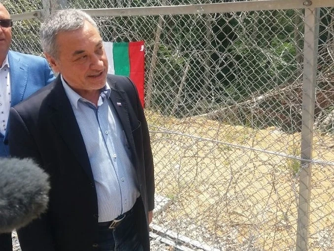Валери Симеонов направи оглед на оградата по границата
