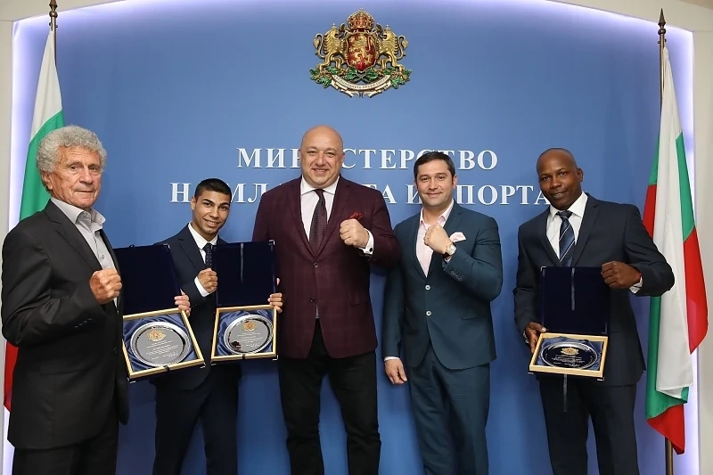 Европейският шампион Даниел Асенов с плакет от министъра на спорта