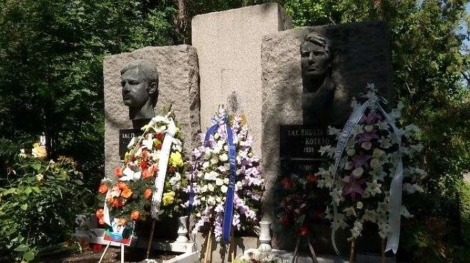 Левски почете 46-годишнината от гибелта на Гунди и Котков