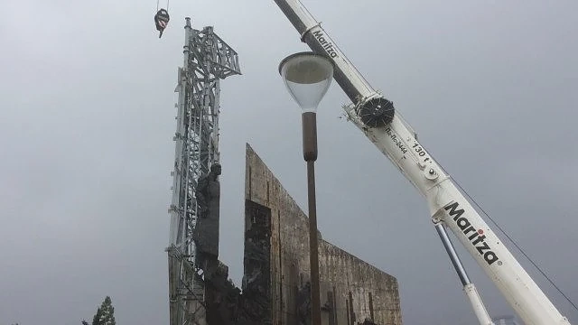 Започна демонтажът на паметника пред НДК