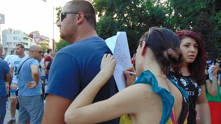 Асеновградчани внасят подписката в Народното събрание 