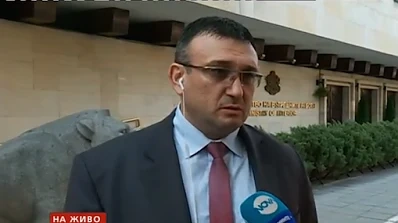 Разследват полицаи за чадър над телефонни измамници