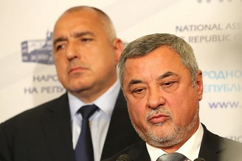 Симеонов на своя глава предложил махането на клас ”прослужено време”