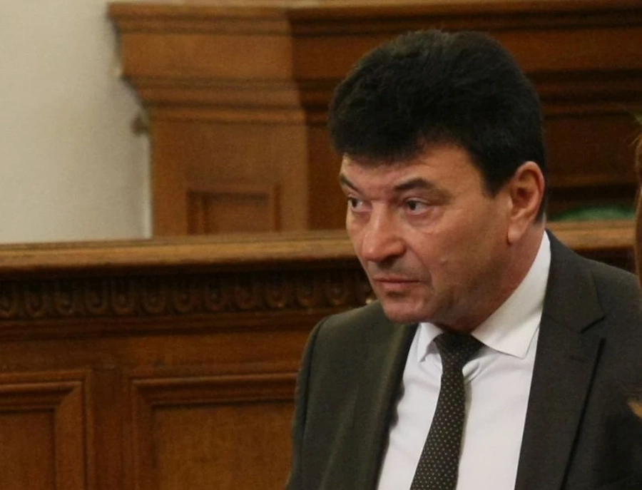 Парламентът прекрати правомощията на Живко Мартинов след Суджукгейт