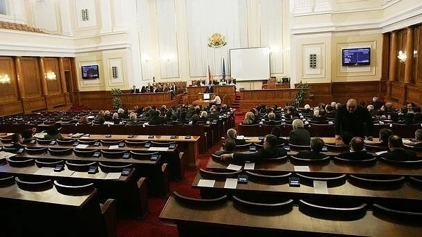 Парламентът единодушно гласува договора с Македония