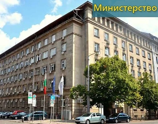 Пожар на покрива на Екоминистерството, овладяха го за минути