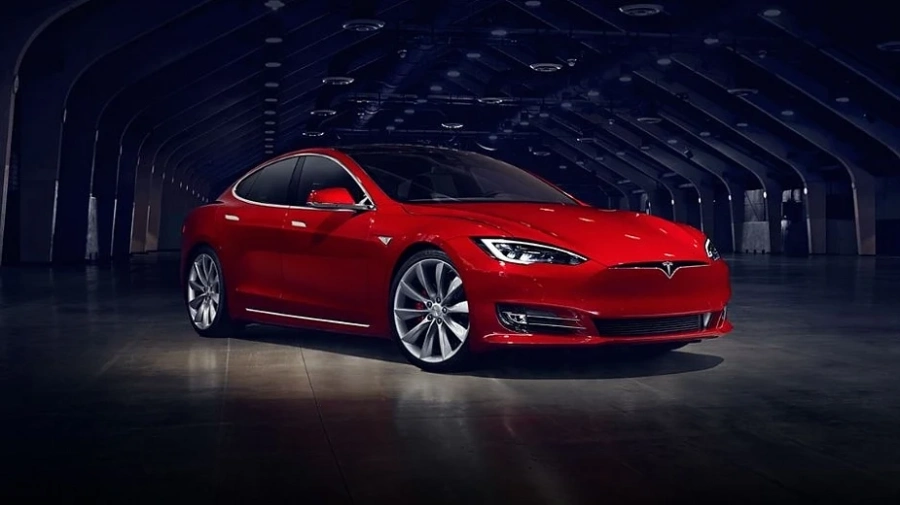 Червената Tesla Model 3 е по-скъпа