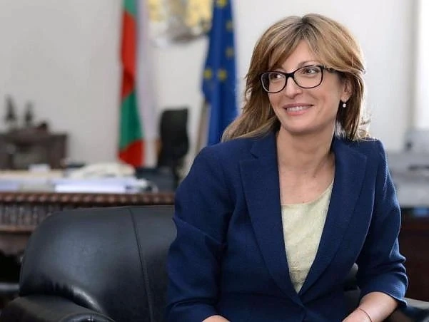 Екатерина Захариева: Удължаваме срока на задграничните паспорти от 5 на 10 г.