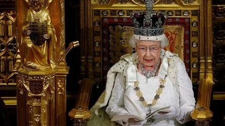 Кралица Елизабет II се оттегля от трона