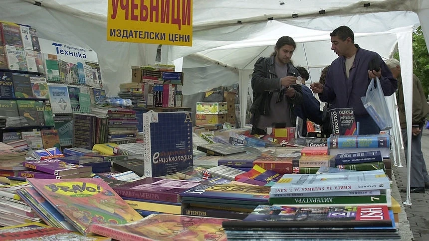Учениците от втори, шести и осми клас ще учат по 256 нови учебника