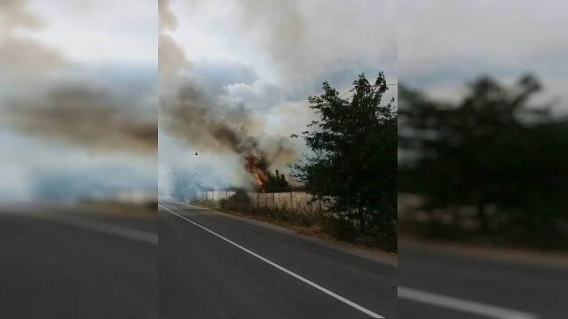 Три противопожарни екипа гасят пожар край Ямбол