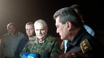Радев: 510 пожарникари гасят пожара край селата Ощава и Сенокос 