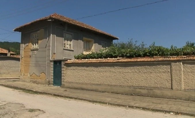 Първият пряко и демократично избран президент на България не е ли заслужил паметна плоча?