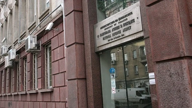 НАП проверява фирми с големи суми в касите си