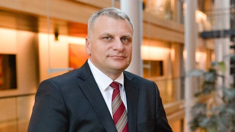 Курумбашев: Макрон да се погрижи френските работодатели у нас да плащат като в родината си